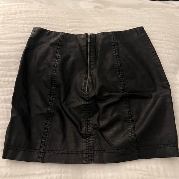 Free People Vegan Leather Skirt - size 6 - Picture 2 of 3